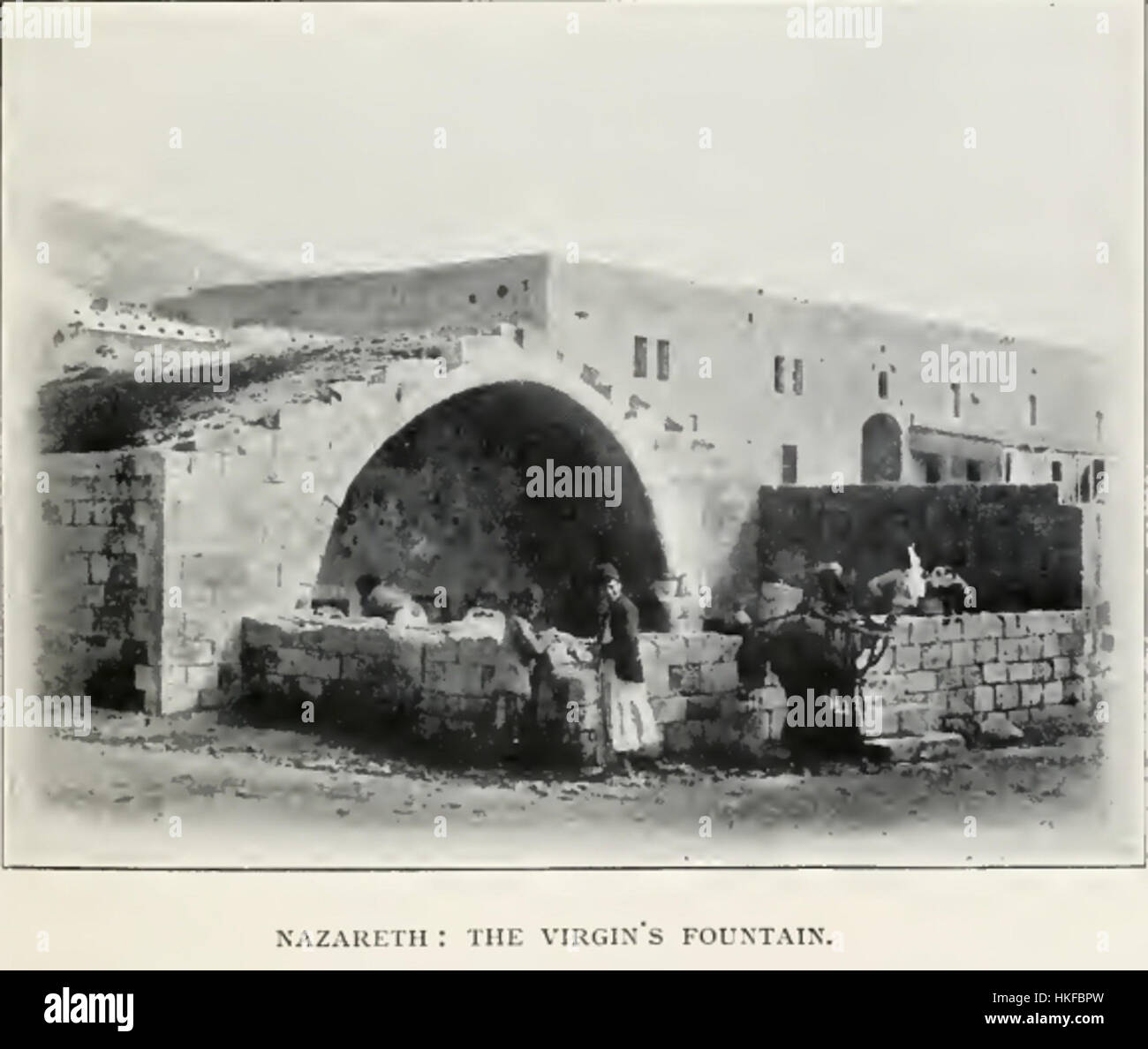 Questo dipinto del 1903 raffigura la Fontana della Vergine a Nazareth, un significativo sito religioso in Israele. L'opera d'arte cattura la natura serena e spirituale del luogo, un simbolo importante per i pellegrini cristiani. Foto Stock