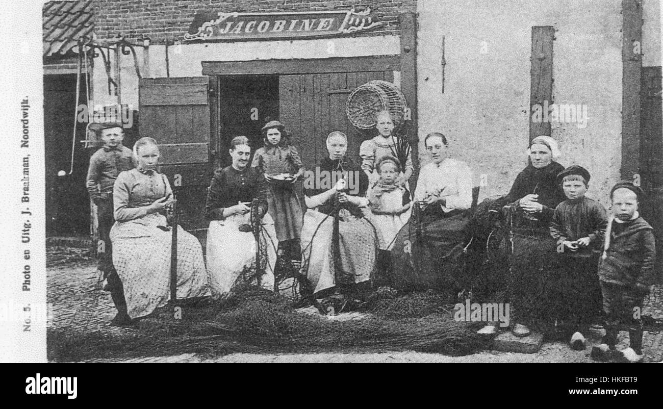 Il dipinto del 1899 di Jacob Braakman, "Nettenboetsters", ritrae una scena tradizionale olandese di donne che tessono reti. Il dipinto cattura il patrimonio culturale dei Paesi Bassi, mettendo in risalto la vita rurale e l'artigianato. Foto Stock