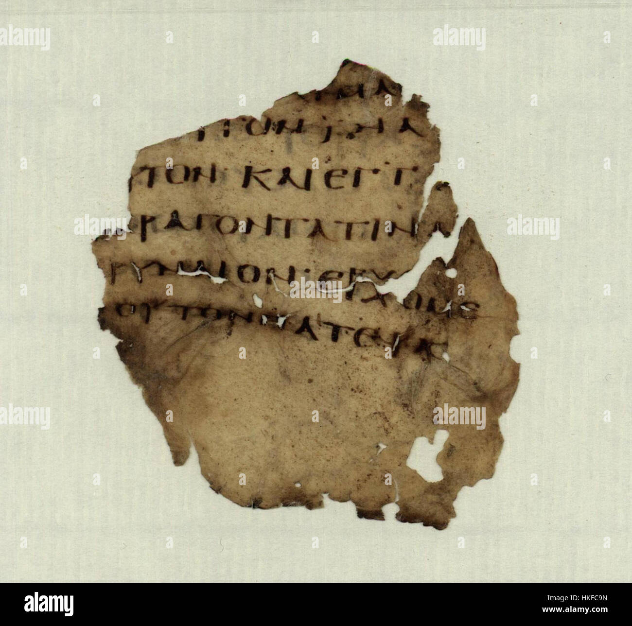 «Uncial 0215» è una pagina di manoscritti con testo biblico tratto dal Vangelo di Matteo. La scrittura onciale riflette il metodo storico di scrittura utilizzato nei primi manoscritti cristiani, in particolare i versi Mt 15:20-21. Foto Stock