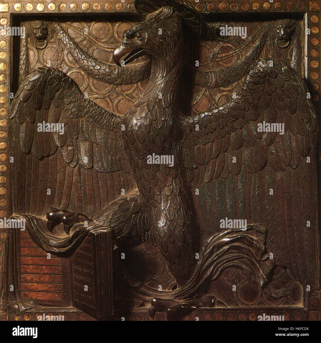 Quest'opera, 'Simbolo dell'Evangelista Giovanni' di Donatello, raffigura il simbolo di San Giovanni Evangelista. L'opera di Donatello, nota per la sua maestria nella scultura e nell'iconografia religiosa, riflette l'attenzione del Rinascimento sui soggetti religiosi. Foto Stock