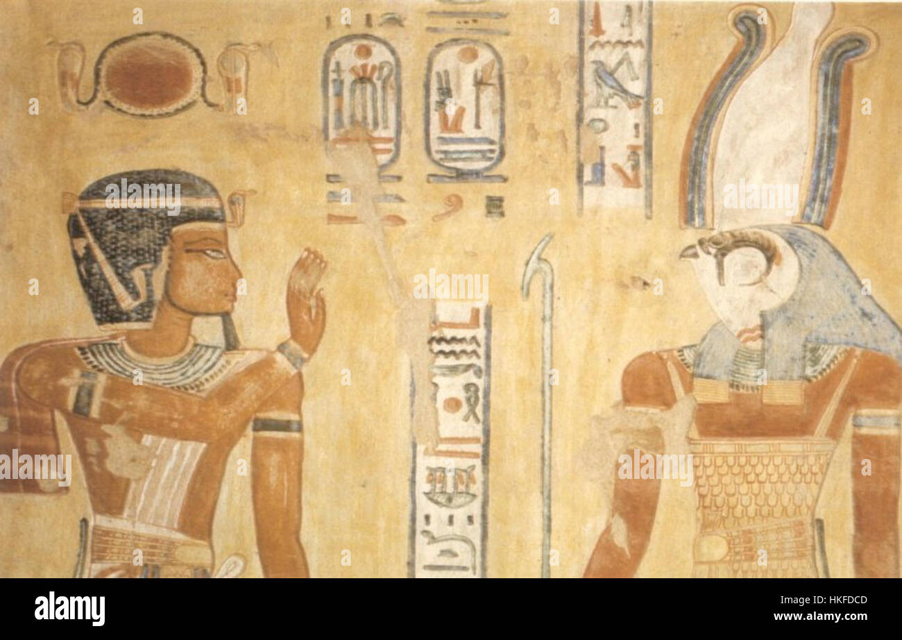 Questa antica opera d'arte egizia ritrae Ramsete III e il dio Horus, raffigurati nella tomba di Ramsete III nella Valle dei Re. La scena enfatizza la protezione divina e il potere reale associati al regno del faraone nella XII dinastia. Foto Stock