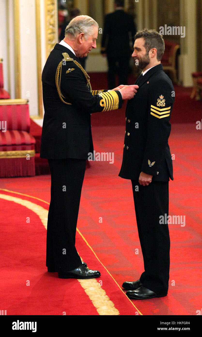 Petty Officer Alan velocità, la Royal Navy è decorata con la regina Gallantry Medal per le sue azioni nel salvataggio dei passeggeri da un bus intrappolato in alluvioni, dal Principe di Galles durante una cerimonia di investitura a Buckingham Palace di Londra. Foto Stock