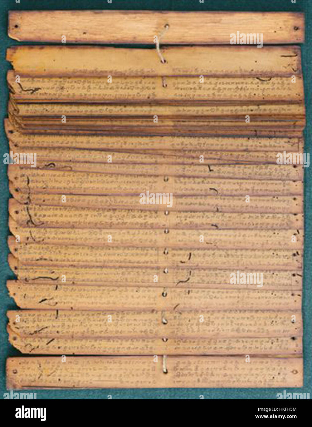 La *Palmleaf di Aji Saraswati* è un antico manoscritto indiano, probabilmente inciso su foglie di palma. Si ritiene che sia un testo sacro, forse legato al culto di Saraswati, la dea della saggezza nella tradizione indù. Foto Stock