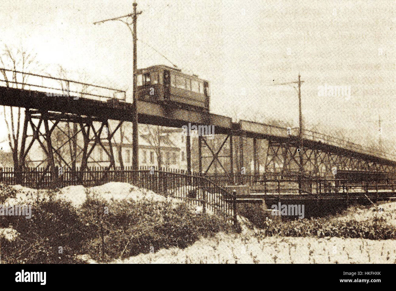 Tram Benrath 9 è una fotografia storica del sistema tranviario di Benrath, in Germania, che mostra le infrastrutture di trasporto dei primi anni del XX secolo. Questa immagine cattura gli sviluppi architettonici e tecnologici del periodo. Foto Stock