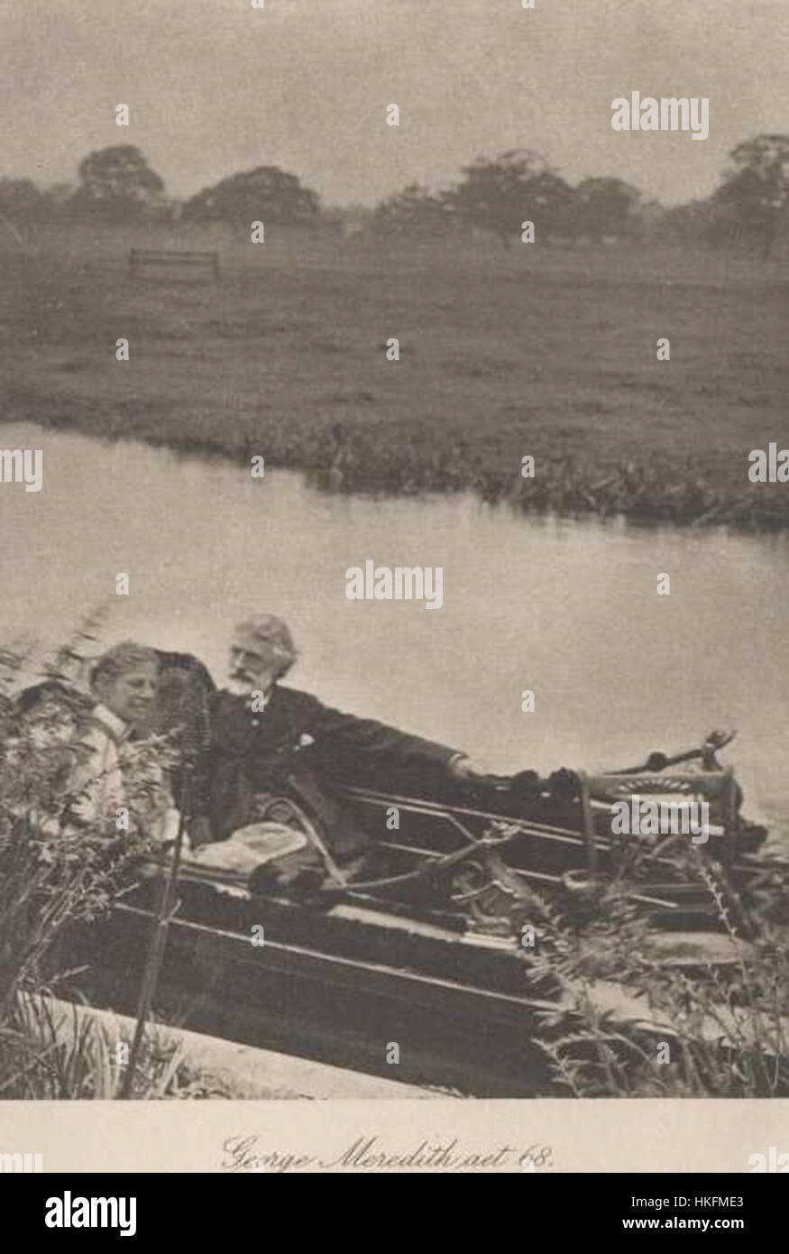 Un ritratto del celebre romanziere e poeta inglese George Meredith all'età di 68 anni, raffigurante la sua influenza letteraria e i suoi contributi alla letteratura vittoriana. L'immagine riflette il suo carattere e la maturità dei suoi ultimi anni. Foto Stock