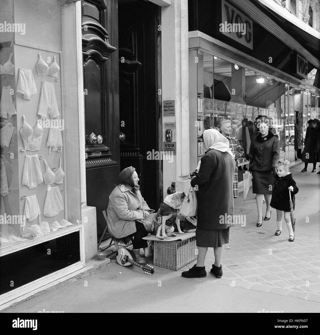 Suggerimento per un suonatore ambulante francese a Parigi Foto Stock