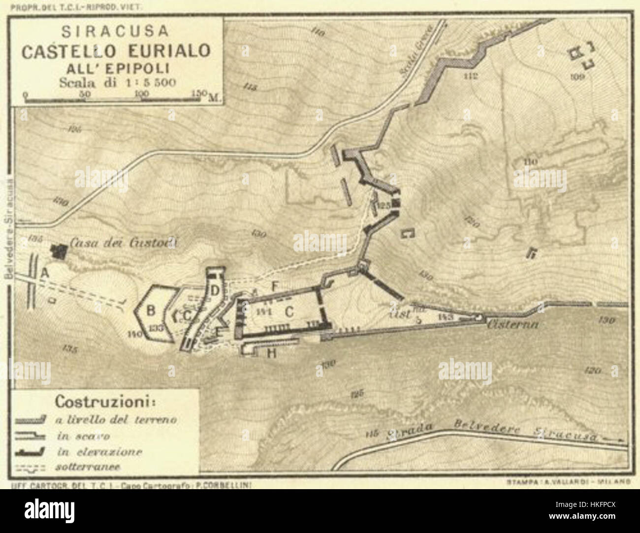 Questa mappa illustra la disposizione del Castello di Eurialo sull'altopiano di Epipoli in Sicilia, evidenziandone la posizione strategica in tempi antichi. Il castello giocò un ruolo chiave nella difesa di Siracusa. Foto Stock