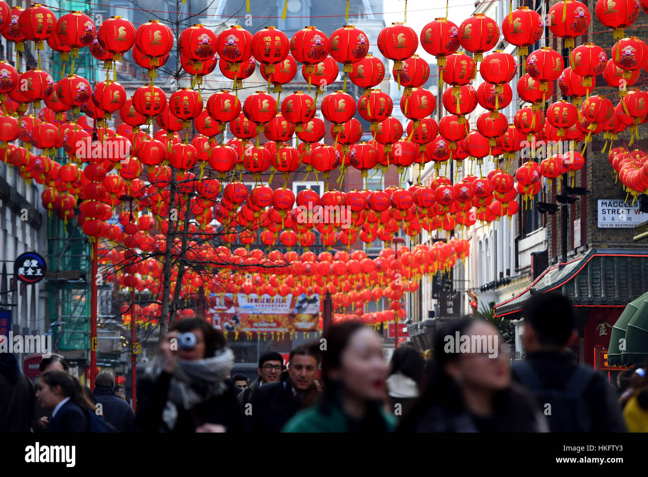 Lanterne sono infilate attraverso Gerrard Street a Chinatown, Londra, come i preparativi sono realizzati in vista del Capodanno cinese durante il fine settimana. Foto Stock