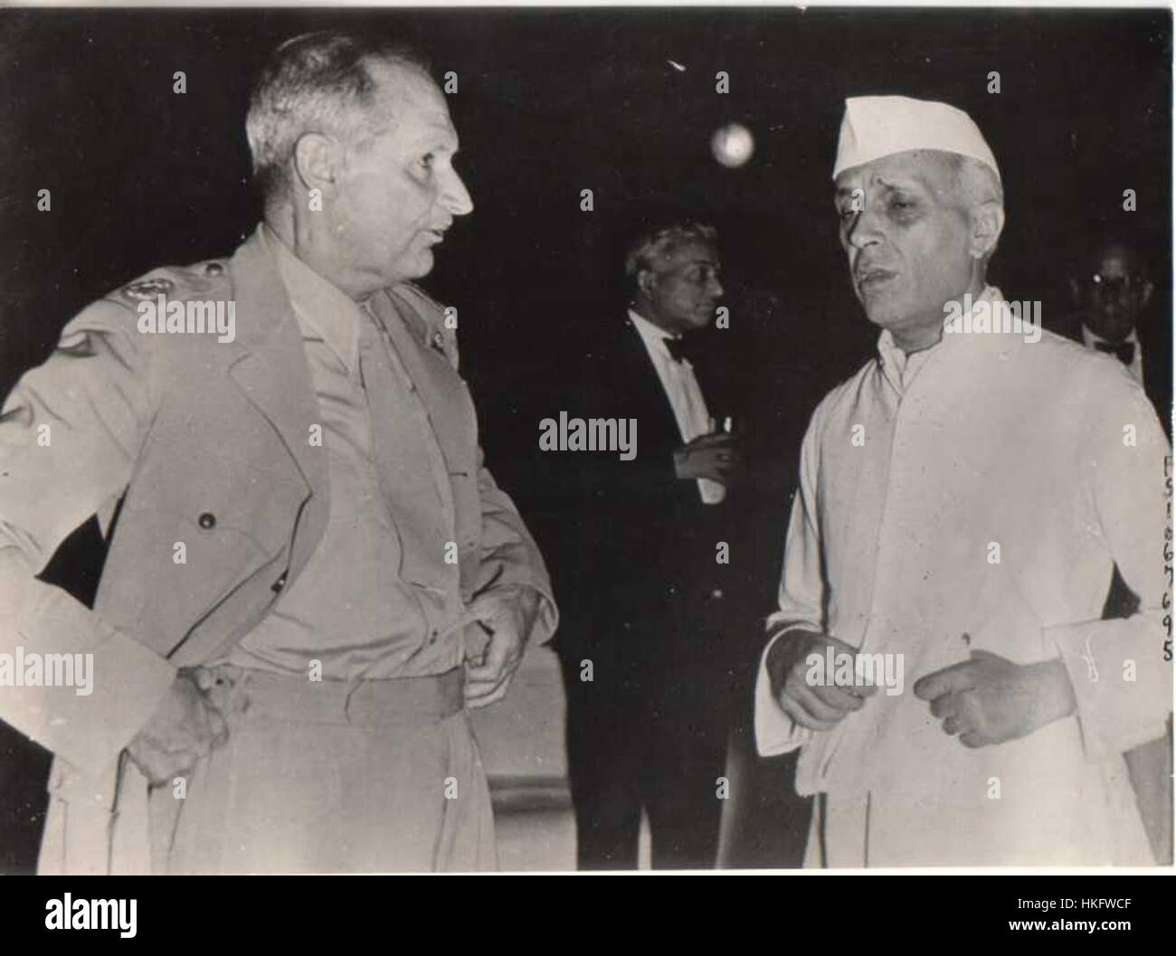 Maresciallo di Campo Montgomery colloqui con India governo ad interim il Vice Presidente Nehru una news foto, la II Guerra Mondiale Foto Stock