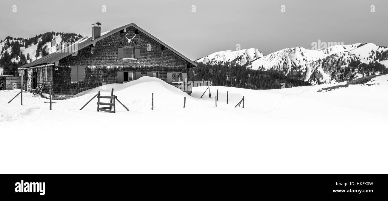 Nevicato in baita di montagna nelle Alpi dell'Algovia Foto Stock