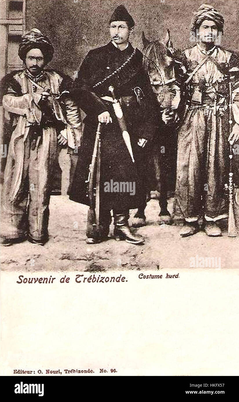 Una rappresentazione di un costume curdo a Trebisonda, che mostra l'abito tradizionale e il patrimonio culturale del popolo curdo in questa regione della Turchia. Foto Stock