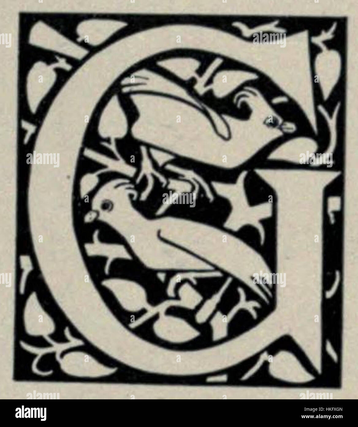 Un'opera d'arte storica che mostra un'illustrazione dettagliata di una lettera iniziale "G". Il pezzo rappresenta una miscela di arte del vecchio mondo e di artigianato raffinato, spesso visto in manoscritti d'epoca o libri medievali. L'uso preciso e decorativo degli elementi di design dell'artista mette in risalto l'intricata tecnica dell'abbellimento delle lettere, tipica della calligrafia storica. Foto Stock