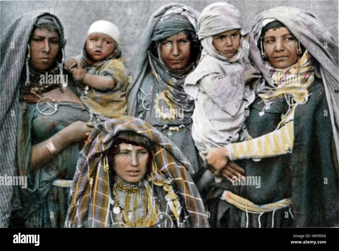 ABB. 505 mostra un dipinto dettagliato di un gruppo di donne beduine a Tunisi. L'opera d'arte rappresenta una visione storica della cultura nordafricana, catturando l'abbigliamento e lo stile di vita dei beduini con precisione e autenticità, riflettendo l'osservazione dell'artista sul loro stile di vita. Foto Stock