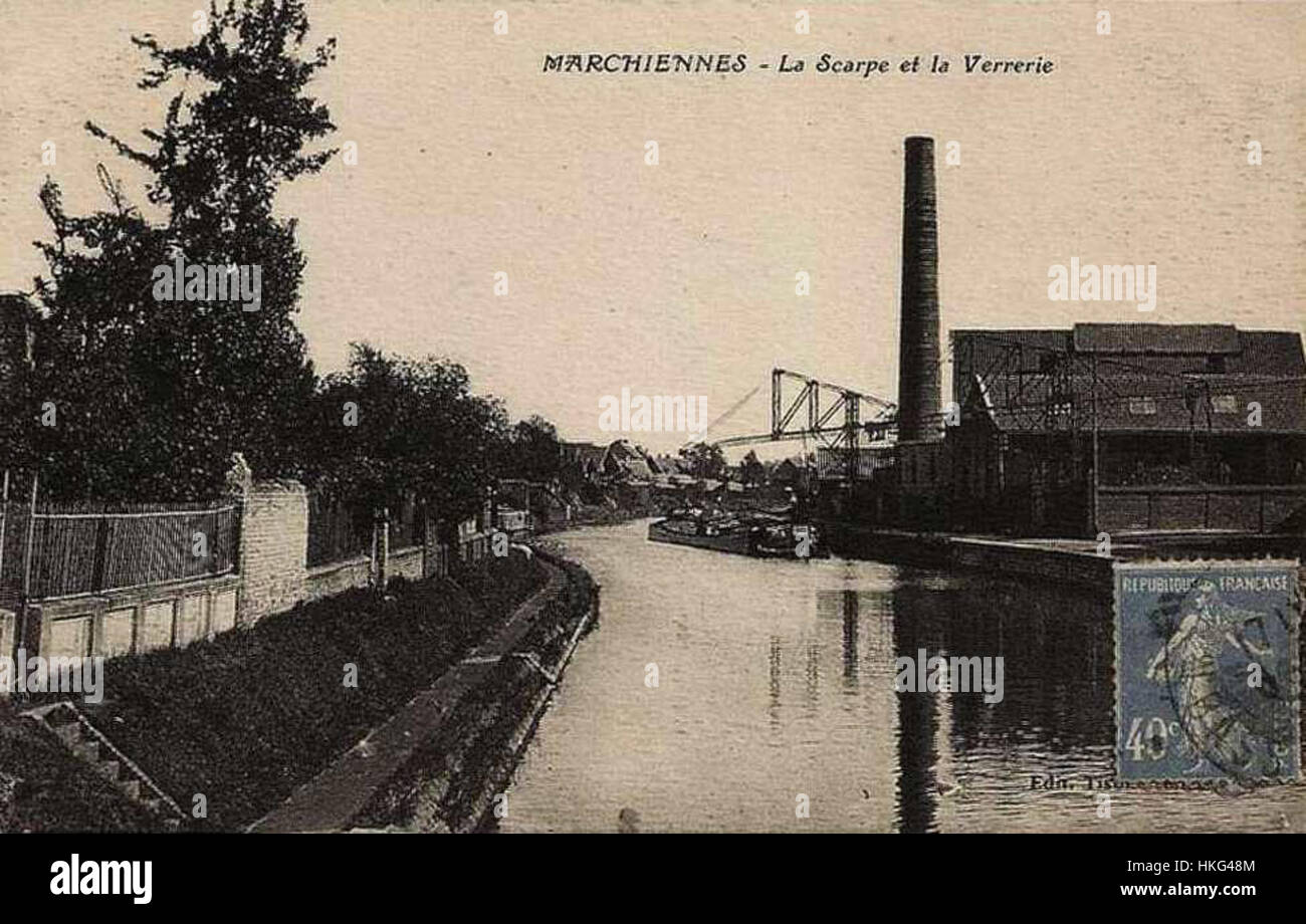 Questa opera d'arte di Marchiennes raffigura l'artigianato della produzione di scarpe e della soffiatura del vetro, evidenziando il significato storico di questi mestieri. Il dipinto offre uno sguardo sulla vita quotidiana e sulle industrie del passato. Foto Stock