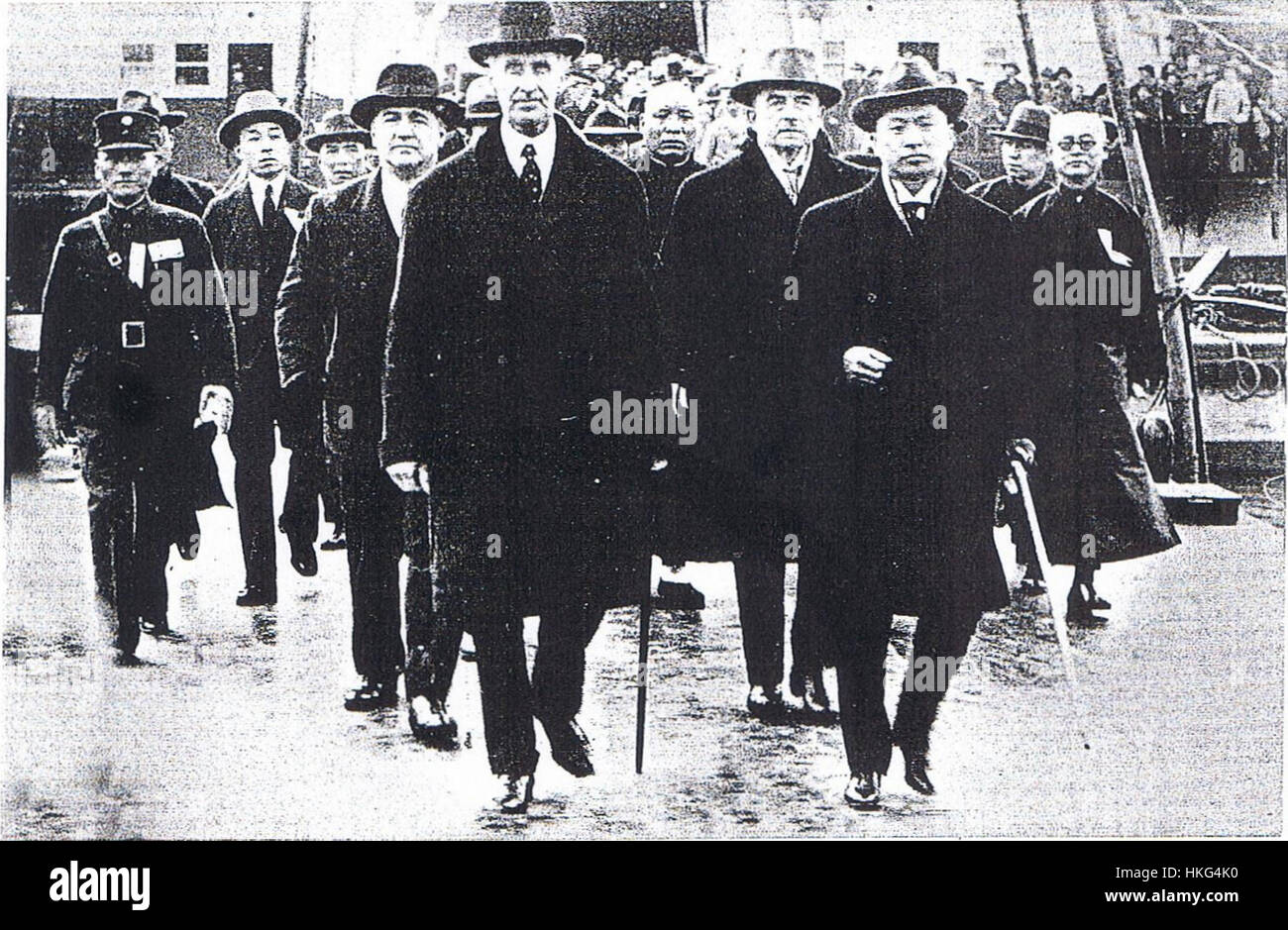 Questa opera d'arte storica raffigura l'arrivo della Commissione d'inchiesta della società delle Nazioni a Dalian, in Cina. Segna un evento significativo all'inizio del XX secolo, concentrandosi sugli sforzi internazionali per risolvere le controversie territoriali in Asia orientale. Foto Stock