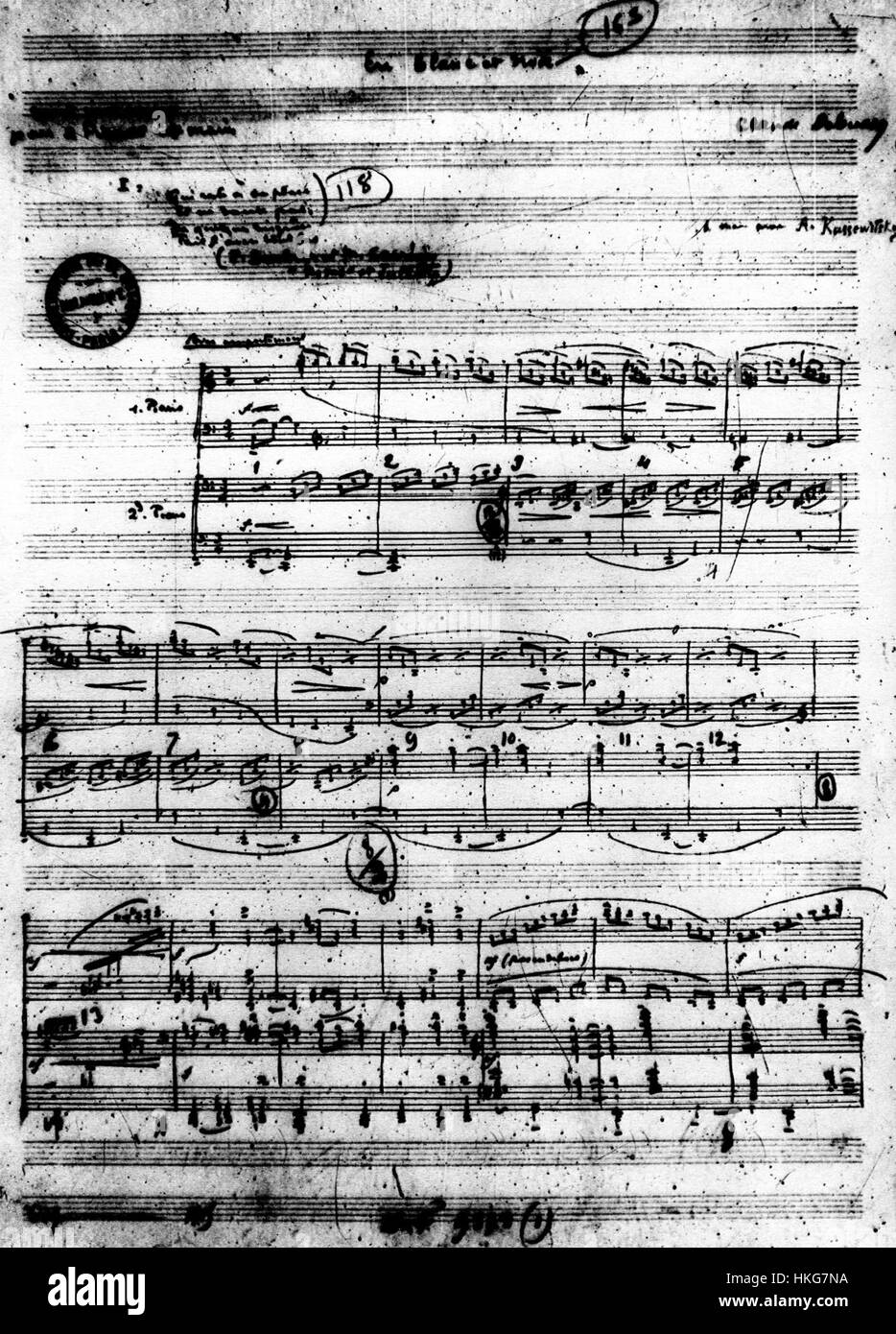 "EN blanc et noir" è un'opera d'arte manoscritta che utilizza sfumature contrastanti di bianco e nero per trasmettere drammi ed emozioni visive. Il manoscritto, probabilmente dell'inizio del XX secolo, mostra un approccio unico alla calligrafia e all'illustrazione, sottolineando l'interazione tra luce e ombra. L'opera esemplifica l'arte della progettazione dei manoscritti e l'importanza di elementi visivi contrastanti nell'espressione creativa. Foto Stock