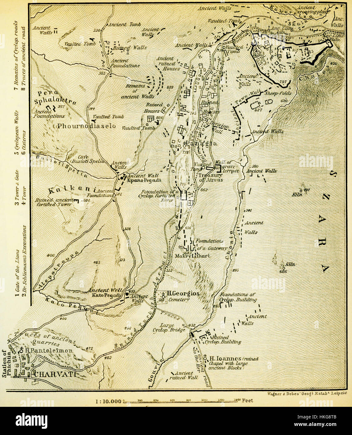 La mappa Baedeker del 1894 di Micene mostra l'area archeologica di questa antica città greca. Micene, un sito chiave nella storia greca antica, era conosciuta per i suoi potenti governanti e la famosa porta dei leoni. La mappa riflette il significato geografico e storico della zona durante la fine del XIX secolo. Foto Stock