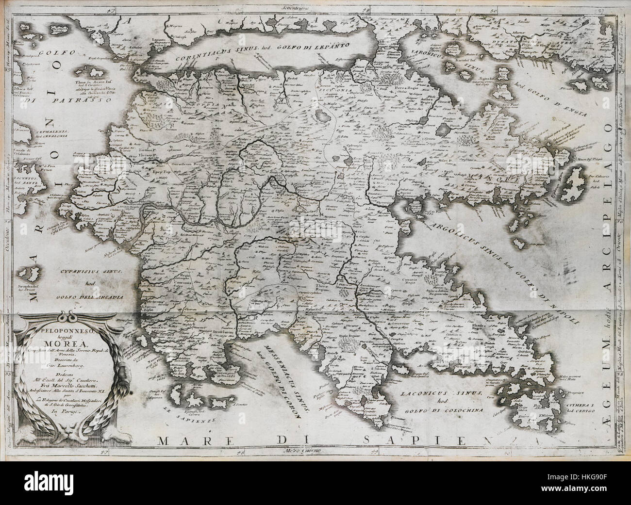 La mappa del Peloponneso del 1708 di Vincenzo Maria Coronelli, intitolata "Hoggidi Morea", offre una dettagliata rappresentazione della penisola greca durante il XVIII secolo, mettendo in mostra precisione cartografica storica e abilità artistiche. Foto Stock