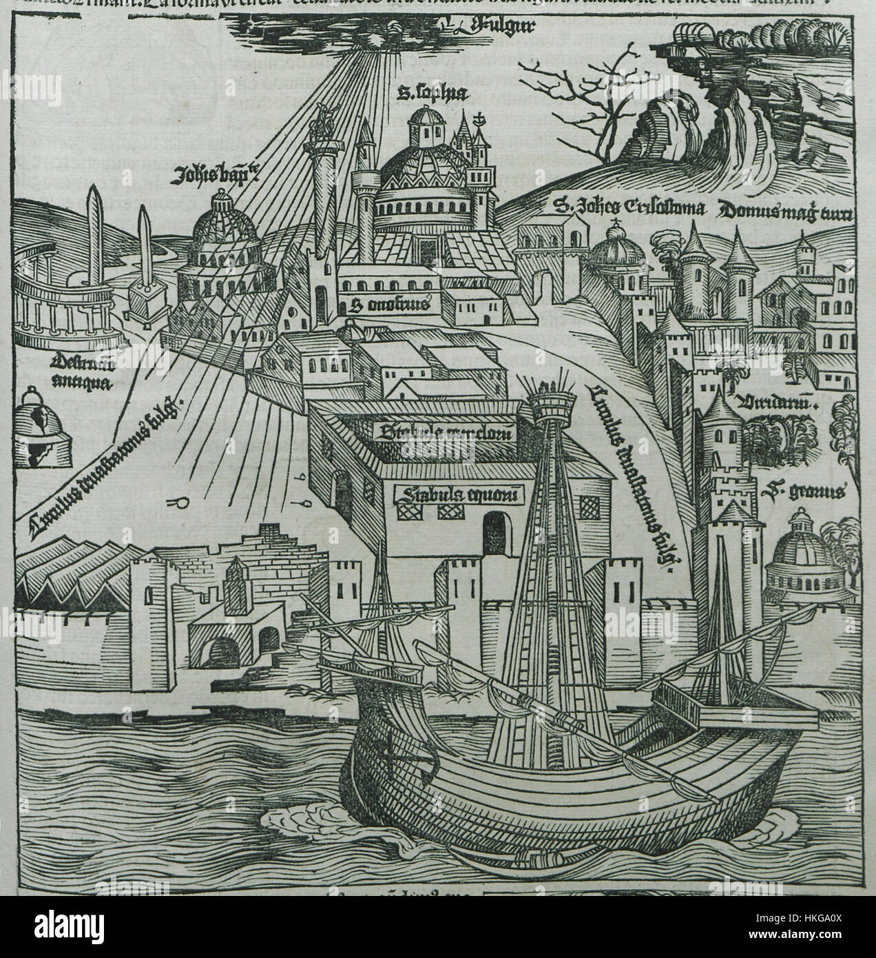 Questa opera raffigura Istanbul durante la grande tempesta del luglio 1490, un evento catastrofico che ha causato incendi diffusi e perdite di vite umane. La tempesta, registrata da Hartmann Schedell nel 1493, evidenzia l'impatto del disastro sulla città. Foto Stock