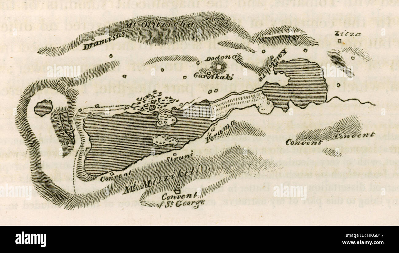 Questa mappa storica del 1820 di Thomas Smart raffigura il lago di Ioannina in Grecia. La mappa descrive in dettaglio la geografia circostante, compreso il terreno e le caratteristiche della regione durante l'inizio del XIX secolo. Foto Stock
