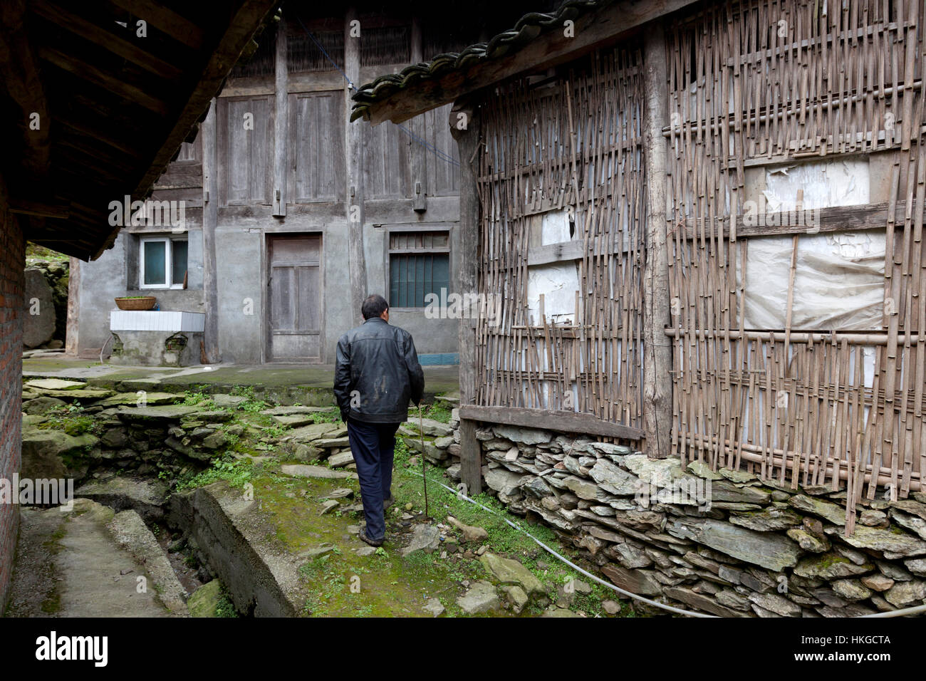 Agriturismi in un remoto villaggio di montagna nelle montagne della Cina occidentale sono variamente costruito con pietre di macerie, legno, bambù e mattoni, e imposta un am Foto Stock