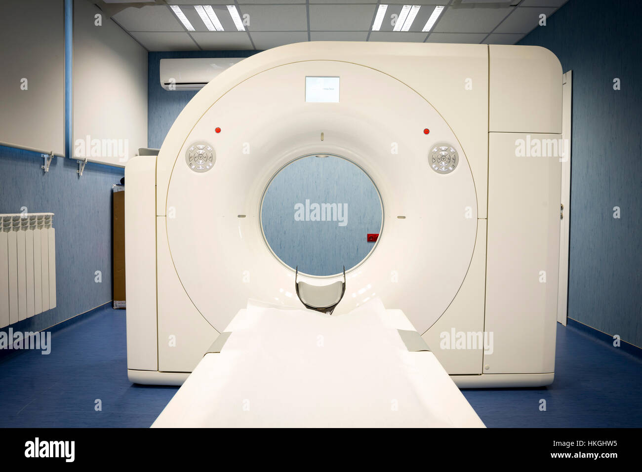 Imaging a risonanza magnetica (MRI) per eseguire la scansione in una nuova clinica di neurochirurgia in un moderno ospedale specializzato nel trattamento delle malattie cerebrovascolari. Vignette Foto Stock