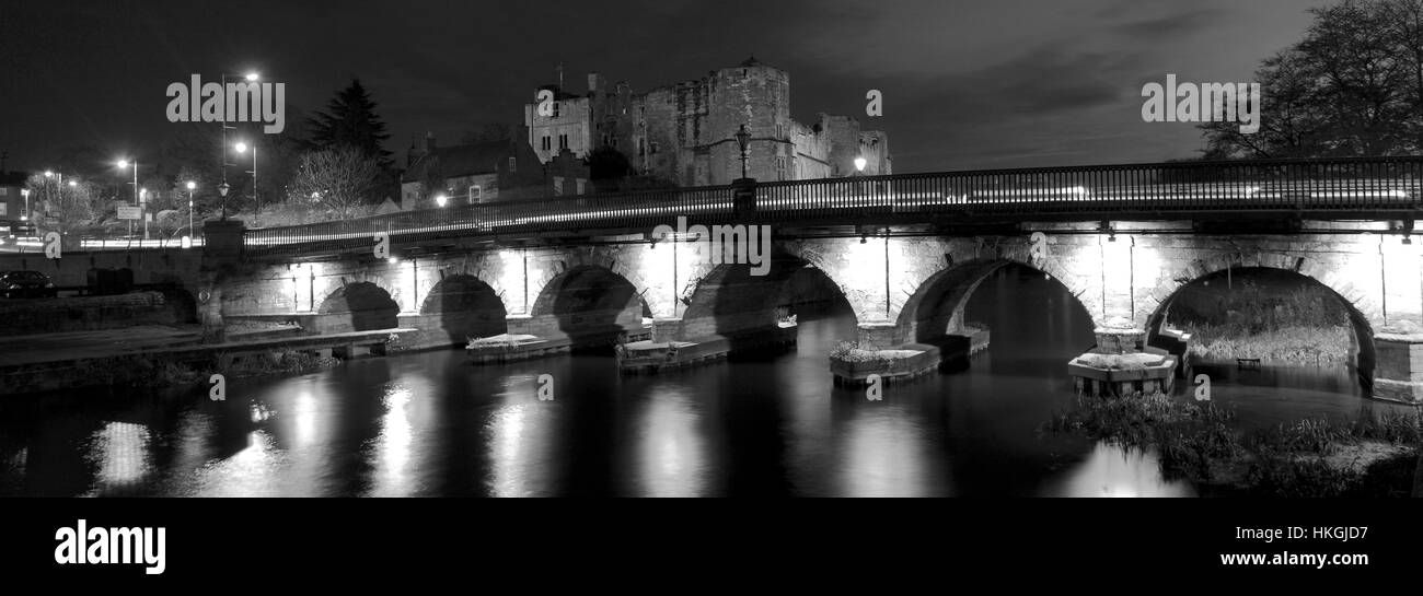 Vista del tramonto sulle rovine del castello di Newark, Newark on Trent, Nottinghamshire, Inghilterra, Regno Unito Foto Stock