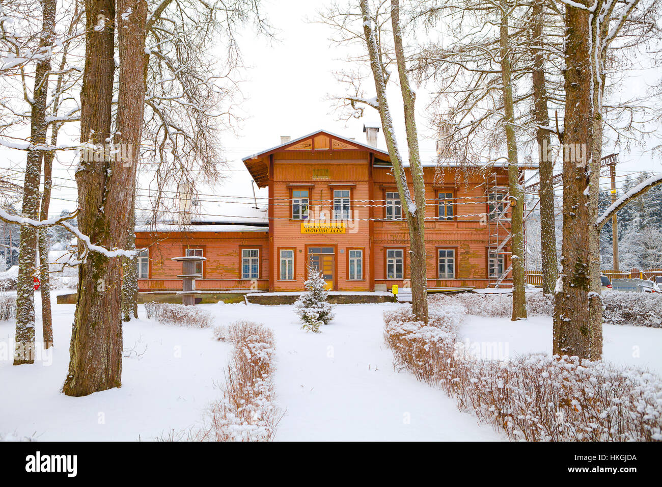 Vista del vecchio legno piccola stazione ferroviaria in Estonia, snowscape Foto Stock