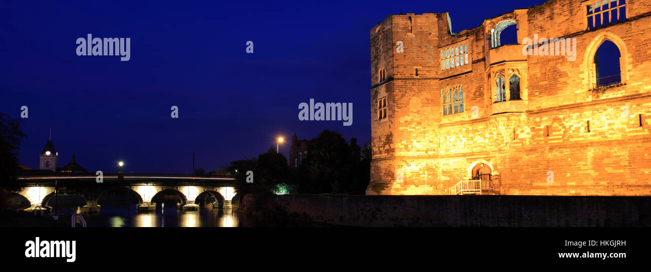 Vista del tramonto sulle rovine del castello di Newark, Newark on Trent, Nottinghamshire, Inghilterra, Regno Unito Foto Stock