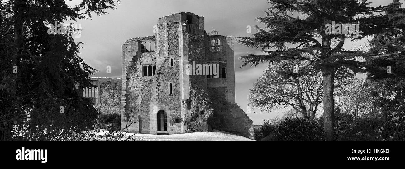 Vista del tramonto sulle rovine del castello di Newark, Newark on Trent, Nottinghamshire, Inghilterra, Regno Unito Foto Stock
