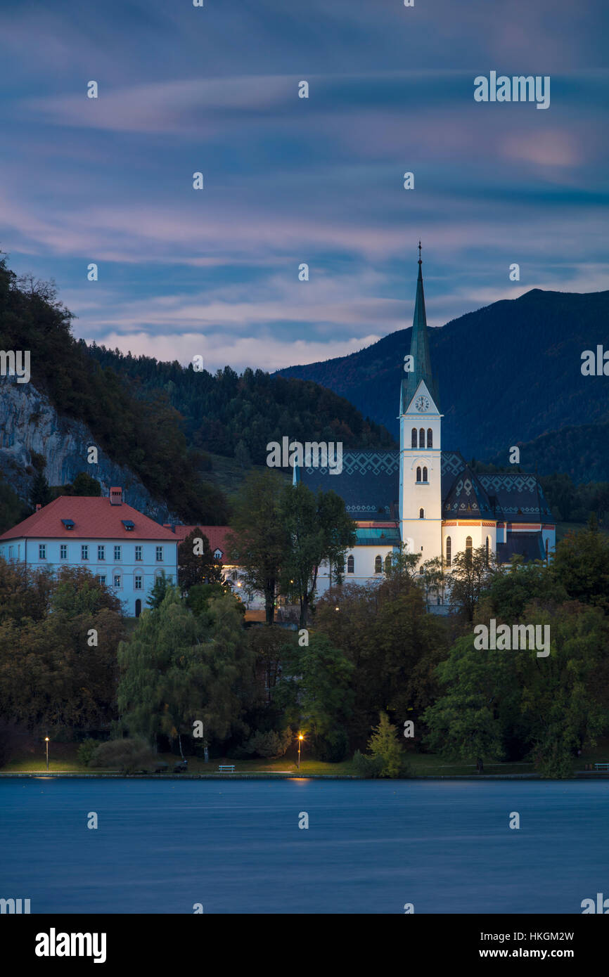 Twilight su St Martin's Chiesa Parrocchiale lungo il lago di Bled Bled, Alta Carniola, Slovenia Foto Stock