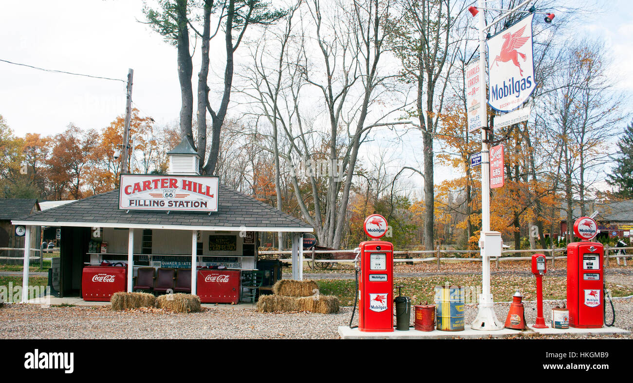 Un distributore di benzina retrò a Marlborough, Connecticut, si erge come una reliquia nostalgica sul ciglio della strada che mostra il fascino vintage dell'americana. Foto Stock