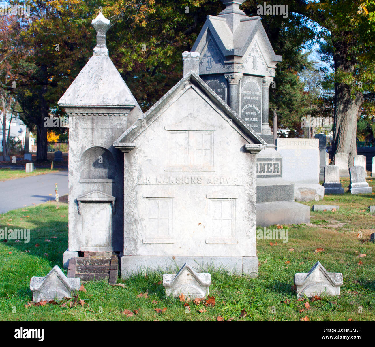 Un monumento funerario unico a forma di casa vittoriana a Springfield, Massachusetts, combina architettura e arte commemorativa con un fascino storico stravagante. Foto Stock