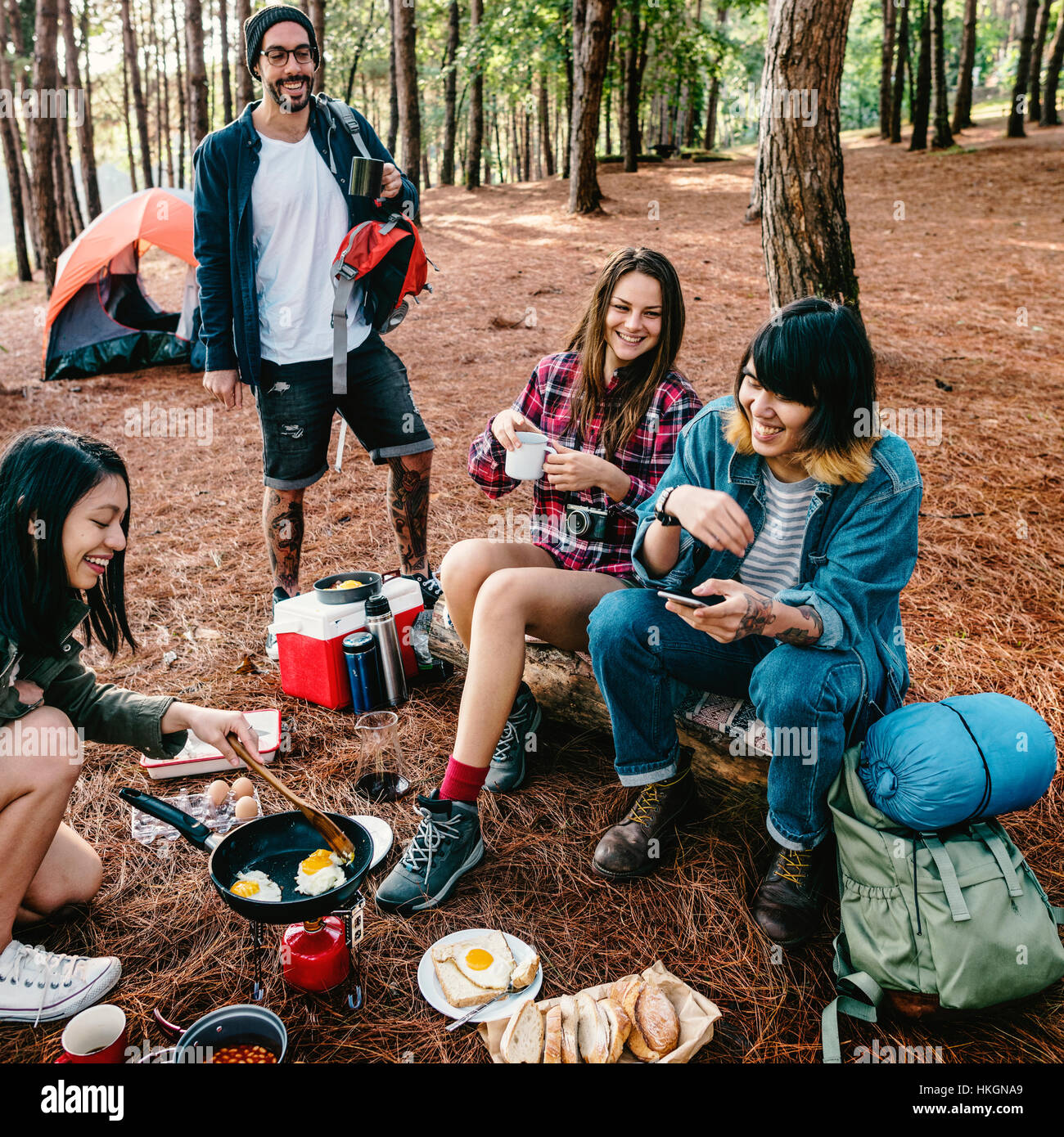 Gli amici Camping a mangiare cibo Concept Foto Stock