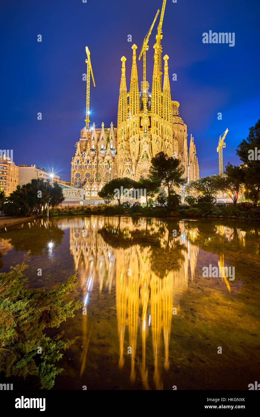 Cattedrale Sagrada Familia design by Antoni Gaudi, paesaggio notturno, Barcellona, Spagna Foto Stock