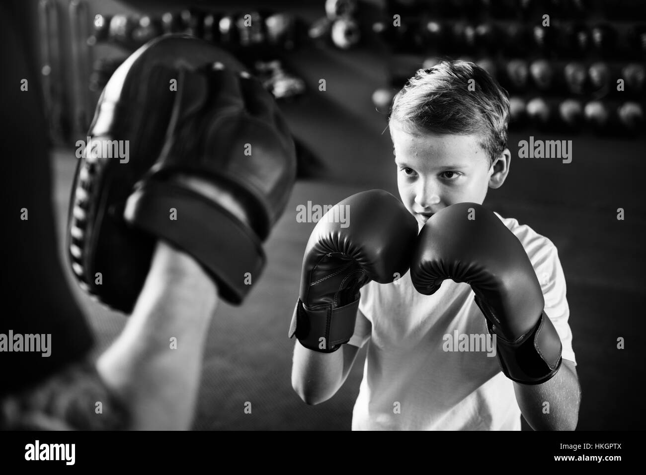 Ragazzo Boxing Training esercitare il concetto di movimento Foto Stock