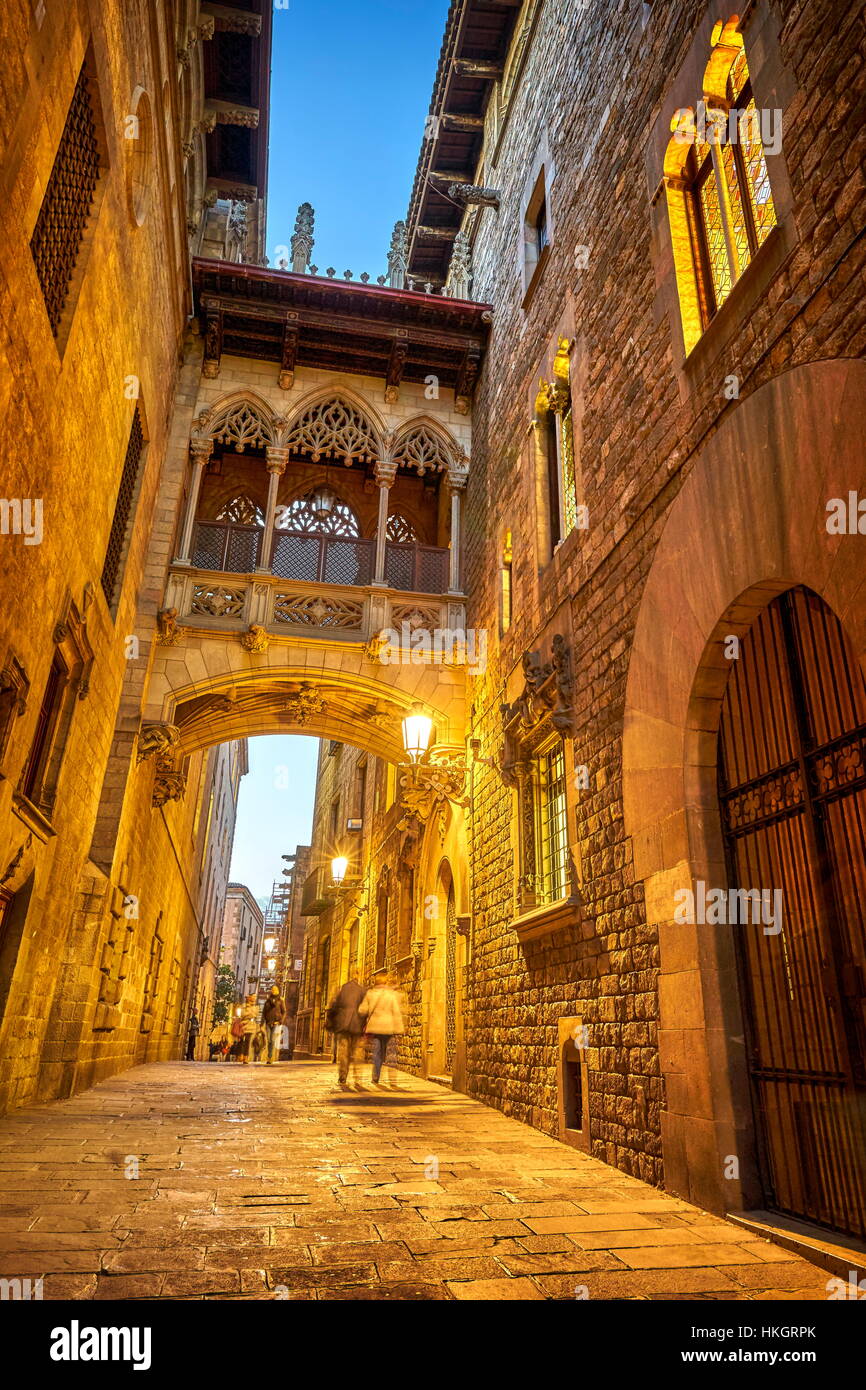 Carrer del Bisbe Street a sera, Barri Ghotic trimestre, Barcellona, Spagna Foto Stock