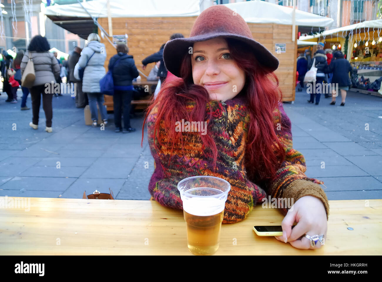 Napoli, Italia. Una ragazza con un grande cappello, peli di colore rosso e  un boccale di birra in piazza Dante (piazza Dante) durante le vacanze di  Natale Foto stock - Alamy