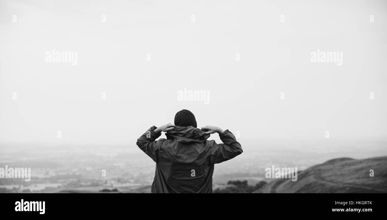 L'uomo vista posteriore Top Mountain Carefree Cloudscape Concept Foto Stock