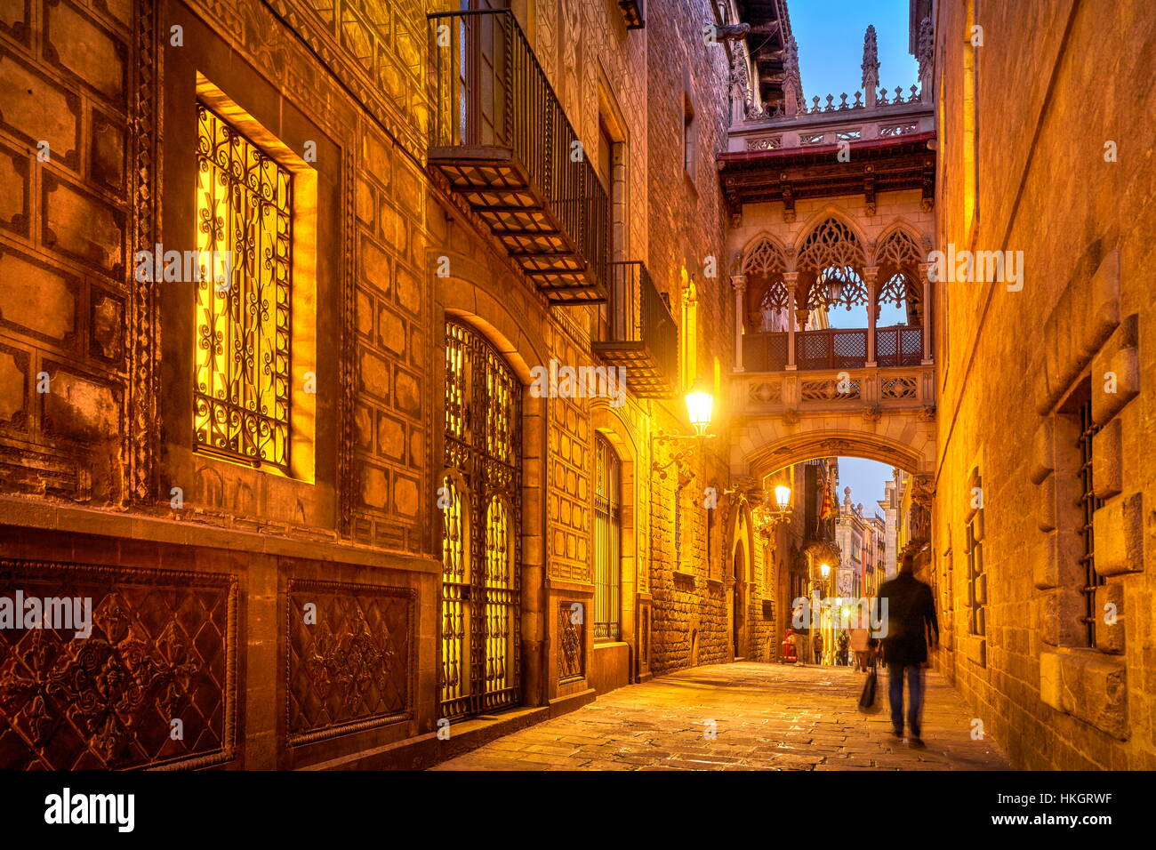 Carrer del Bisbe Street a sera, Barri Ghotic trimestre, Catalogna, Spagna Foto Stock