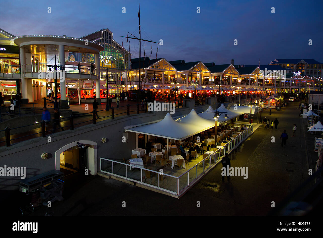 Victoria Wharf Shopping Mall, a V&A Waterfront al crepuscolo, Cape Town, Sud Africa Foto Stock