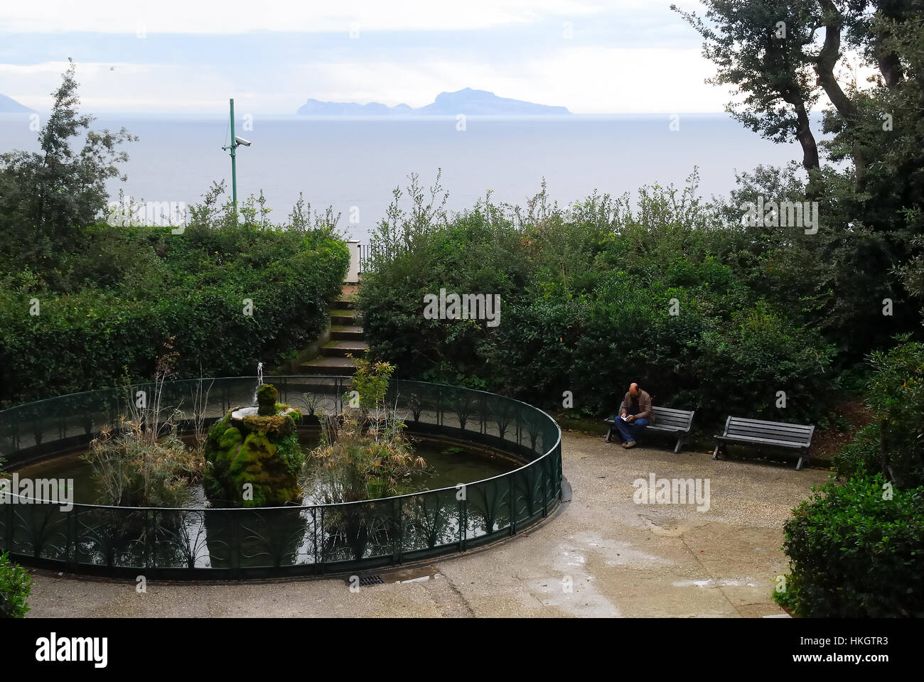 Napoli, campania, Italy. La Villa Floridiana è un grande parco nel quartiere del Vomero. Il giardino posteriore della villa con un laghetto tartarughe e sullo sfondo l'isola di Capri. Oggi il parco è uno dei parchi pubblici nella città di Napoli. La villa risale al 1816 quando Ferdinando I della Casa di Borbone, Re delle Due Sicilie, acquisito la proprietà.il re donò la proprietà come il sito per una vacanza residenza alla moglie morganatica Lucia Migliaccio di Partanna, duchessa di Floridia, da cui la villa ha preso il suo nome. Foto Stock