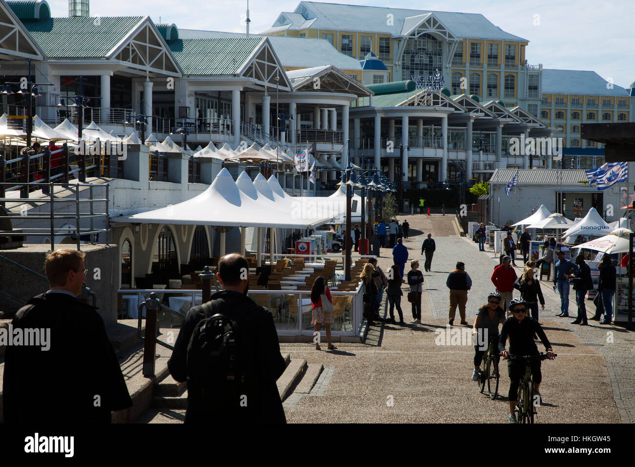 I turisti a piedi su Victoria & Alfred Waterfront, una delle destinazioni turistiche principali di Città del Capo in Sud Africa Foto Stock
