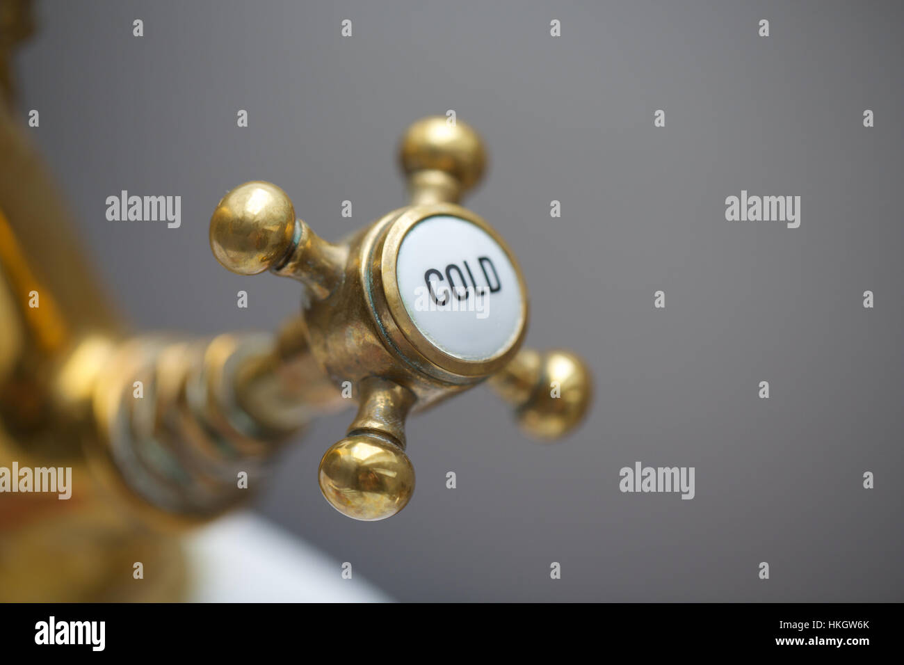 Close up di un rubinetto acqua fredda. rubinetto, toccare, design, metallo. Foto Stock