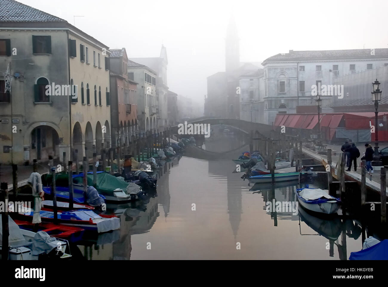 Chioggia, Veneto, Italia. La Fondamenta Canal Vena nella nebbia. Foto Stock