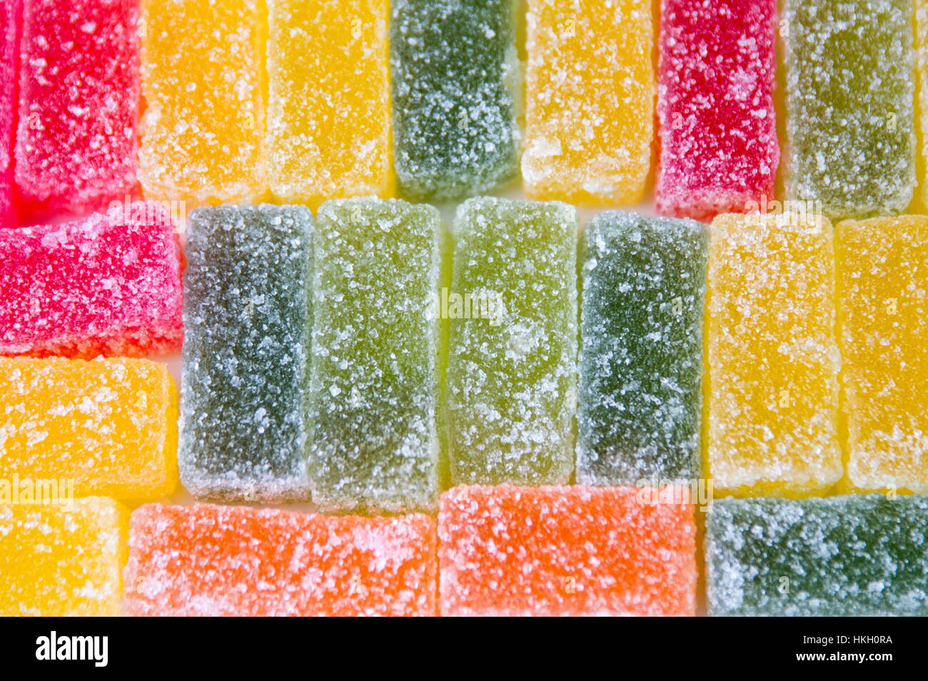 Caramelle gommose in una fila sullo sfondo di formatura Foto Stock