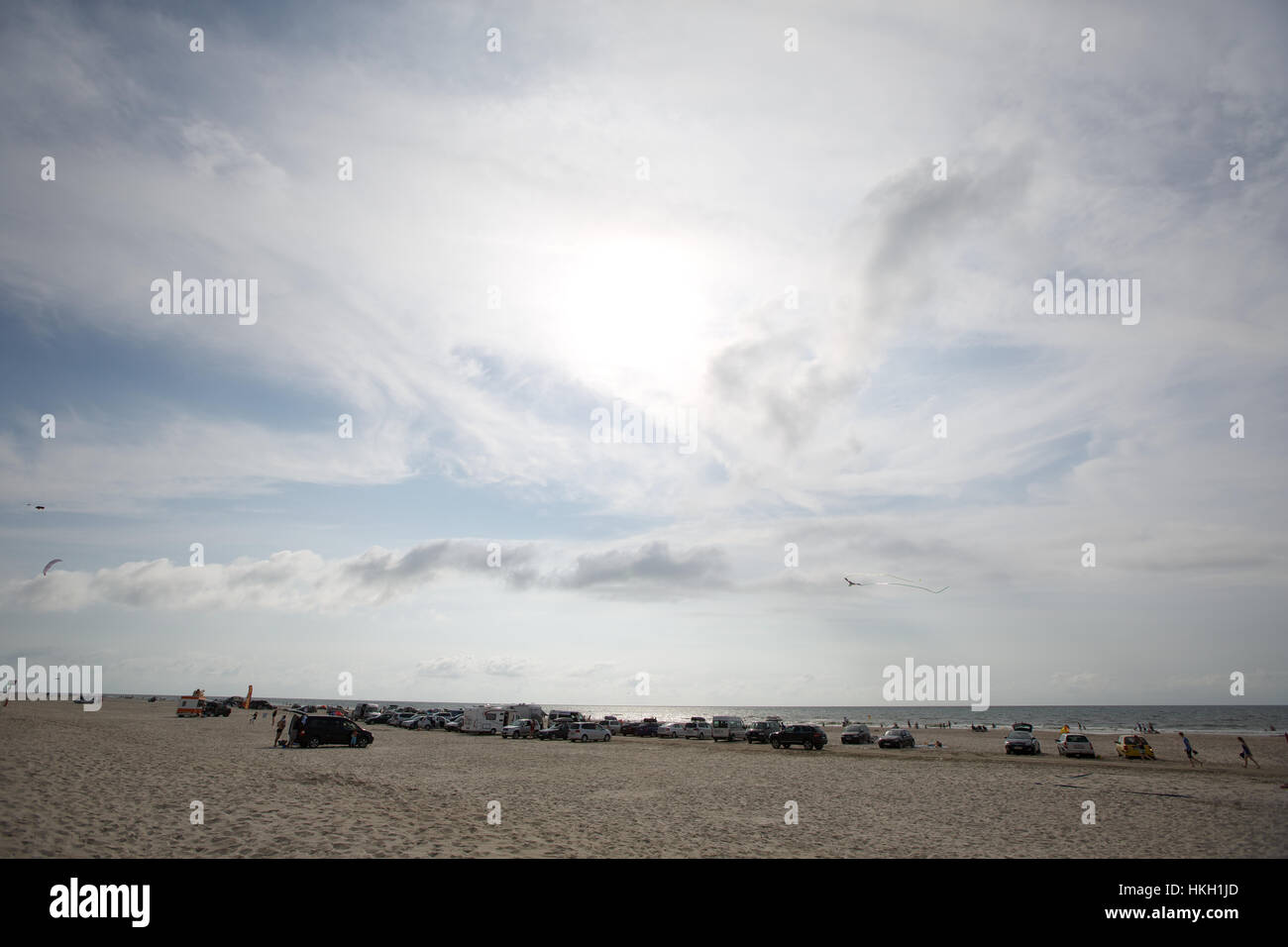 Parcheggio auto a beach. tranquility, vacanza natura, sabbia. Foto Stock