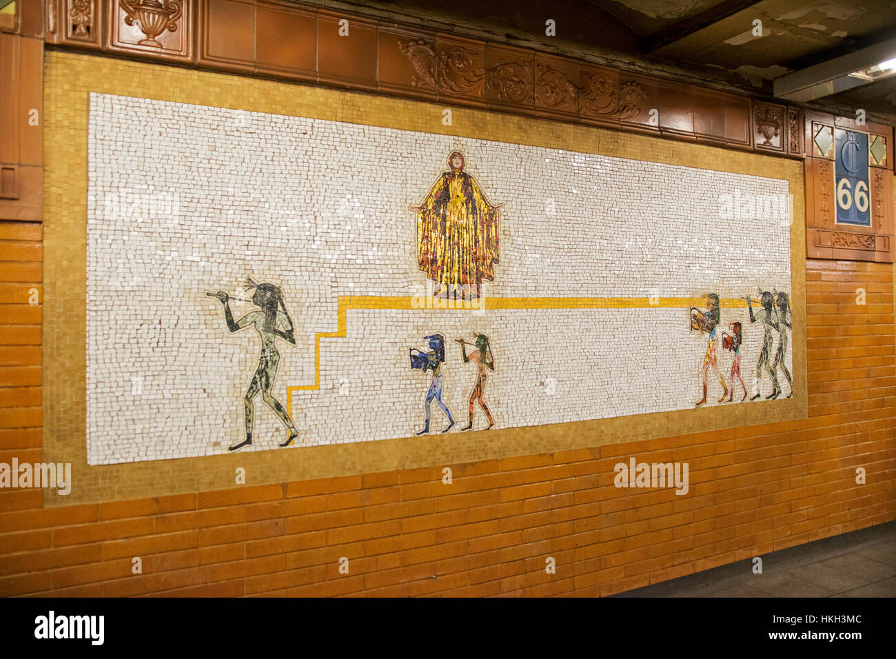 Arte del Mosaico installazione presso West 66 Street Lincoln Center Station sulla linea 1 sulla Upper West Side di Manhattan, New York City. Foto Stock