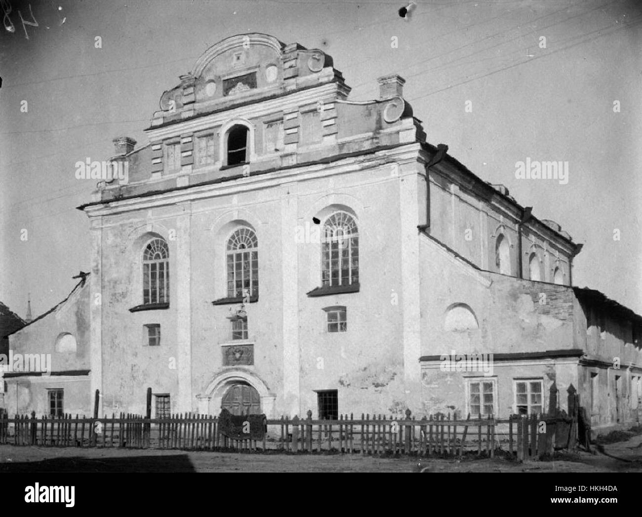 "Bar, sinagoga" è un dipinto che raffigura l'interno di una sinagoga, mettendo in evidenza l'architettura religiosa e gli elementi artistici, mostrando una miscela di spazio sacro e simbolismo culturale. Foto Stock