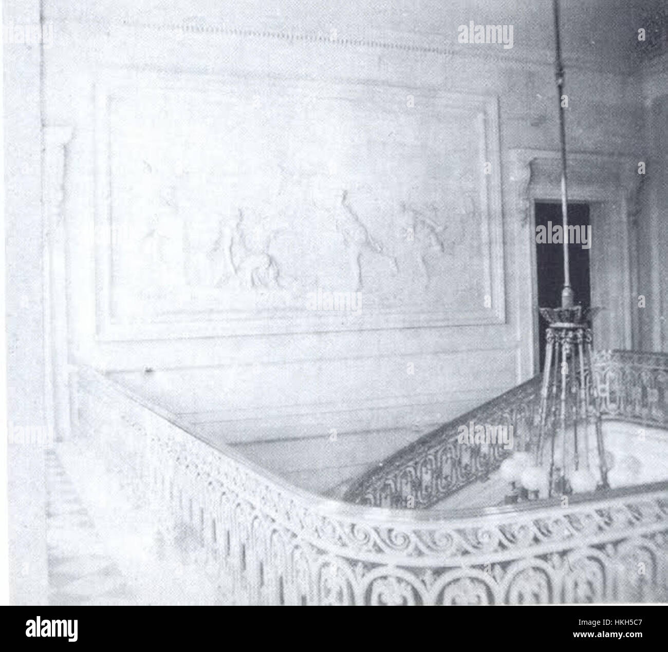 L'Escalier de la Reine è un'opera d'arte storica che raffigura la grande scalinata della Reggia di Versailles. Il pezzo cattura l'eleganza architettonica e il design intricato di una delle strutture reali più famose in Francia. Foto Stock